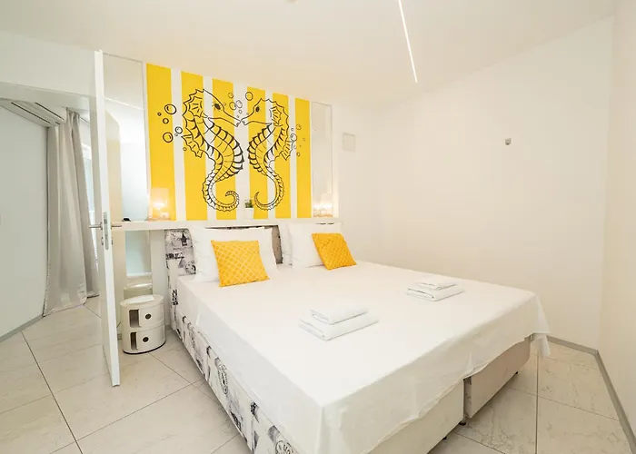 Avis Hotel